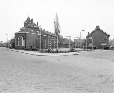 884715 Gezicht op een voetbalkooi op de hoek van de Hogelanden W.Z. (voorgrond) en de Okkernootstraat (rechts) te ...